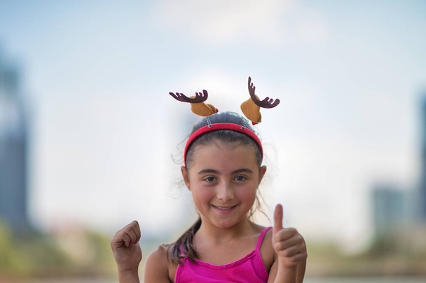 Fiatal lány boldog kültéri hüvelykujj fel. - Fotó, kép
