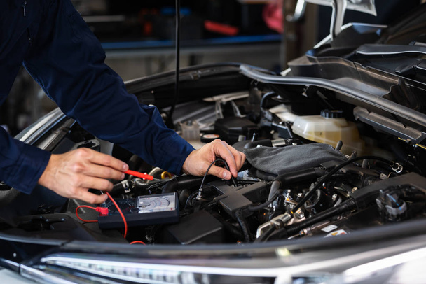 mechanika ręcznie sprawdzić instalacji elektrycznej okablowania pojazdu w serwisie samochodowym - Zdjęcie, obraz