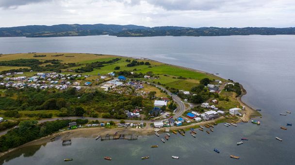 Veduta aerea di un piccolo villaggio di pescatori con barche da pesca
 - Foto, immagini