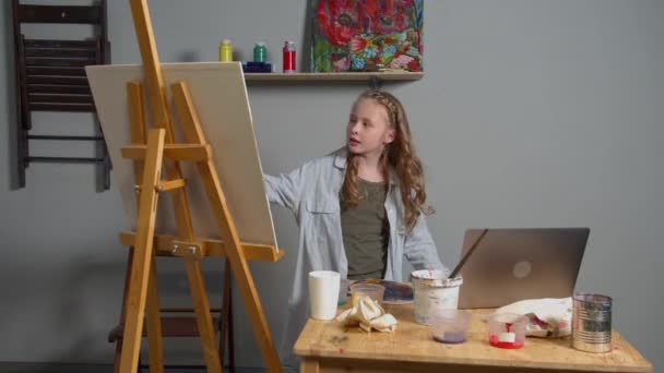 Girl redraws a picture from a laptop - Video
