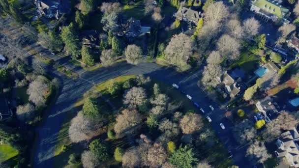 Vista aérea da rotunda e pequeno parque com boas casas ao redor
 - Filmagem, Vídeo