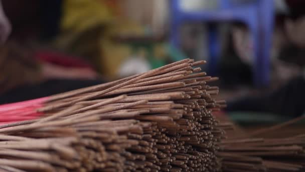 Vietnamesin wiegt, packt und legt neu hergestellte Räucherstäbchen für den Versand in die Geschäfte aus. Produktion von Weihrauch in Asien. Traditionelle Kunst und Kultur - Filmmaterial, Video