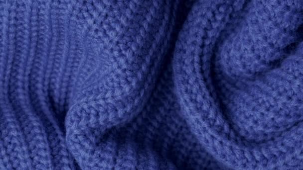 Sıcak sıcak örülmüş bir eşarbın deseni resim şeklinde katlanmış, mavi, üst görünüm, seçici odak, yumuşak mavi. - Video, Çekim