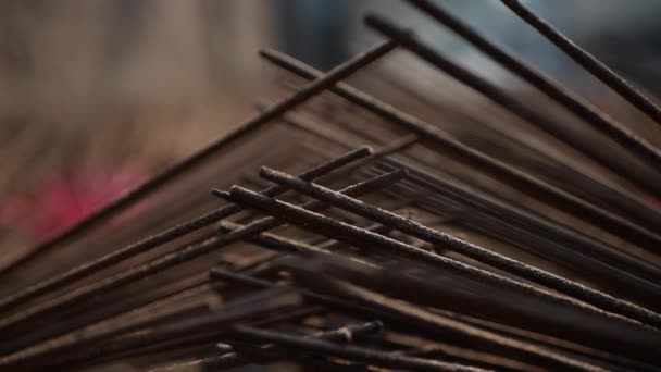 Les bâtonnets d'encens nouvellement fabriqués sont séchés au soleil avant d'être emballés et envoyés dans les magasins. Production d'encens en Asie. Art traditionnel et concept de culture
 - Séquence, vidéo