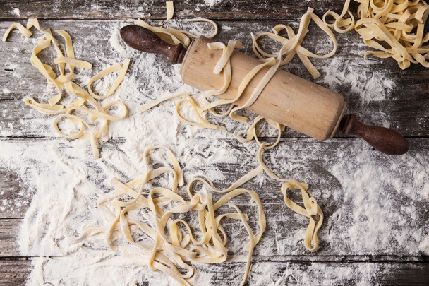 Raw homemade pasta with rolling pin - Fotoğraf, Görsel