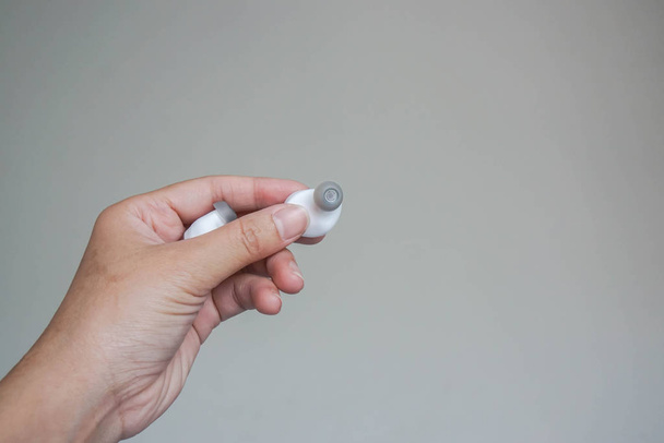 крупним планом бездротові навушники в руці жінки для роботи
 - Фото, зображення