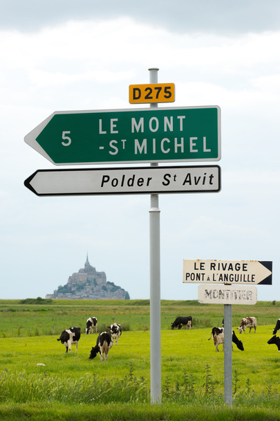 Le Mont Saint Michel sinais de destino e pasto de vaca
 - Foto, Imagem
