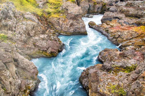 Hraunfossar serie watervallen in IJsland. - Foto, afbeelding