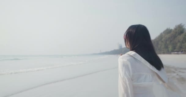 Portret mooie jonge aziatische vrouw wandelen genieten van het leven op het strand gelukkig reizen vrijheid ontspanning mensen levensstijl, 4K Slow motion filmische camerabeelden - Video