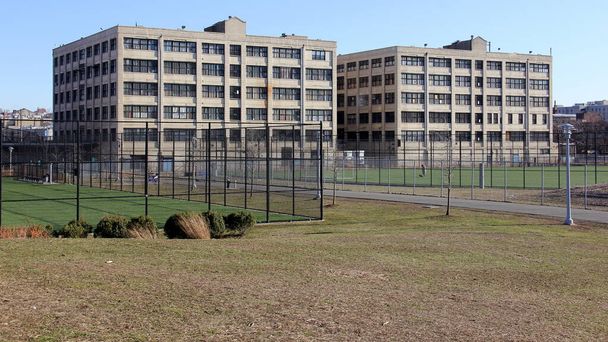 Bush Terminal Piers Park terrenos y campos deportivos, edificios industriales antiguos en el fondo, Brooklyn, NY, EE.UU. - 22 de febrero de 2020
 - Foto, imagen