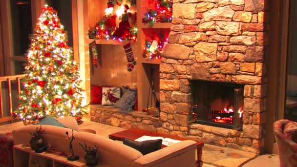 Majestoso festivo árvore de Natal Ano Novo quarto decoração atmosfera loop vista no log lenha queimando na lareira
 - Filmagem, Vídeo