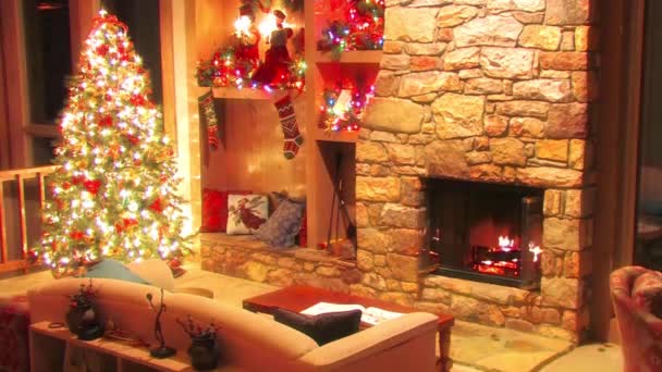 Krásný útulný slavnostní vánoční stromeček Nový rok uvnitř dekorace atmosféra smyčka záběr z kmene dřevo hoří v krbu - Záběry, video