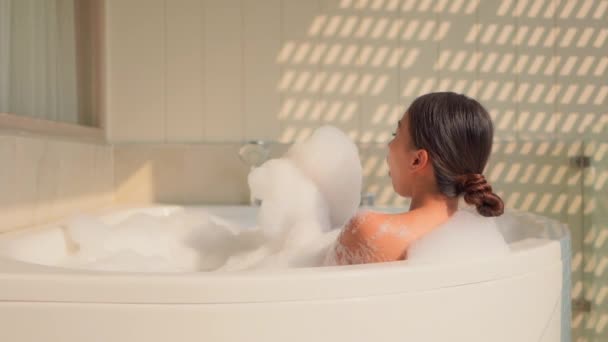 Güzel Asyalı kadının sabun köpüğüyle banyo yaptığı görüntüler. - Video, Çekim
