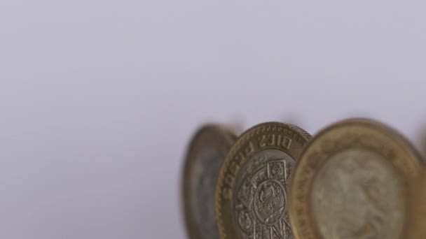 Függőleges mexikói 10 peso érme felett forgó fehér háttér - Felvétel, videó