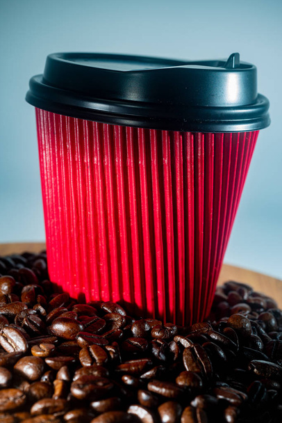 Kávé To-go Kupa és kávébab, sötét alapon - Fotó, kép