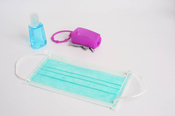 Alkohol gel Sanitizer na ruce se silikonovým držákem na ruce a jednorázovou hygienickou maskou Vhodný pro ochranu proti prachu a bakteriím při cestování - Fotografie, Obrázek