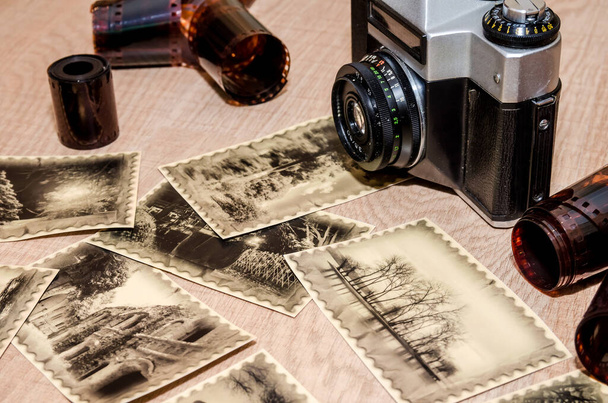 старая камера с фотографиями и негативной пленкой
 - Фото, изображение
