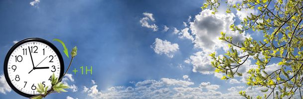 Heure d'été (DST). Ciel bleu avec nuages blancs et horloge. Tournez le temps en avant (+ 1h
). - Photo, image