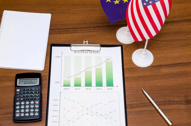 business diagram with flag of america and of europe on table - Foto, Bild