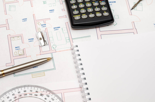 Architect de werkruimte met plan en potlood, rekenmachine, liniaal, kompas - Foto, afbeelding