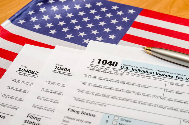 1040 modulo fiscale con penna e bandiera americana
 - Foto, immagini