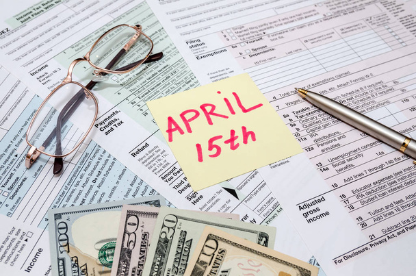 offizielles US-Steuerformular 1040, Taschenrechner, Stift und Dollar und die Tagestaxe 15. April - Foto, Bild