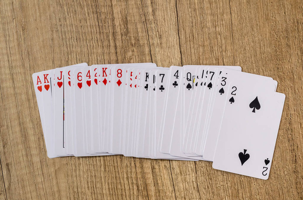 cartas de jogar na mesa
 - Foto, Imagem