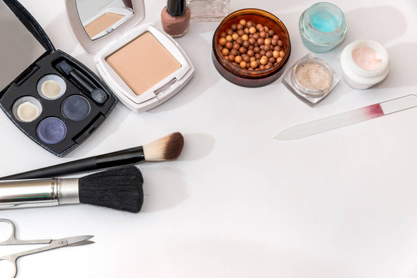 Kosmetik für bestes Make-up auf Weiß - Foto, Bild