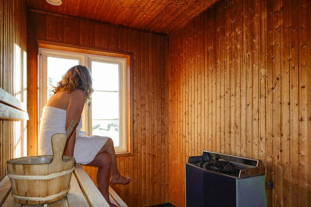 Una mujer se relaja en la sauna
 - Foto, Imagen