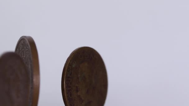 Antiguas monedas mexicanas girando sobre fondo blanco
 - Imágenes, Vídeo