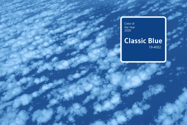 Nuvens e vista do céu a partir da janela do avião. Textura monocromática abstrata. Cor azul na moda e calma. Espaço de cópia
 - Foto, Imagem