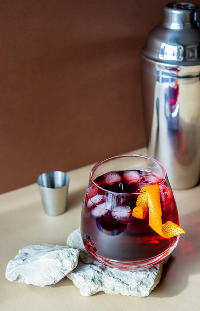 Negroni cocktail. Bitter, gin, vermouth ice Bar Recipes Alcoholic beverages - Foto, Imagem