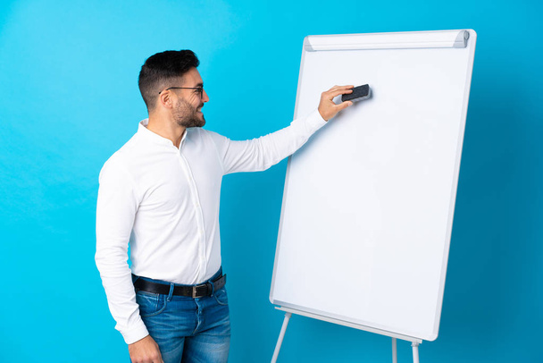 Businessman giving a presentation on white board giving a presentation on white board - Foto, imagen