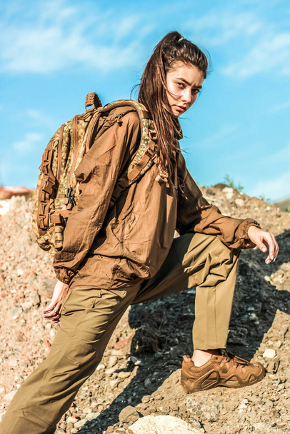 Taktikai ruhás lány. Katonai nő álcázva. Dzsungel Kaland. Panama, széldzseki és hátizsák. Instagram tartalom. - Fotó, kép