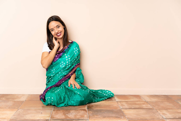 Nuori intialainen nainen istuu lattialla nauraen - Valokuva, kuva