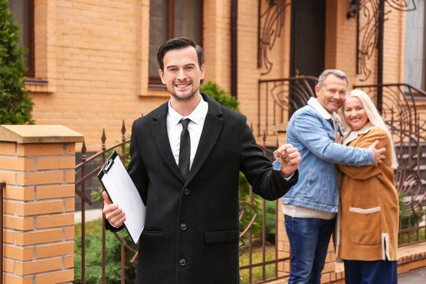 masculino agente imobiliário com chave e maduro casal perto de casa para venda ao ar livre
 - Foto, Imagem