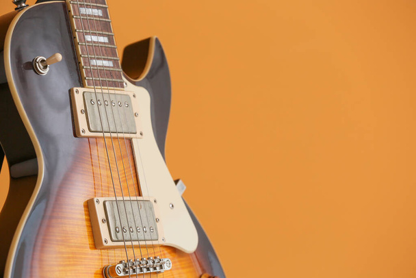 Сучасна гітара на кольоровому фоні
 - Фото, зображення