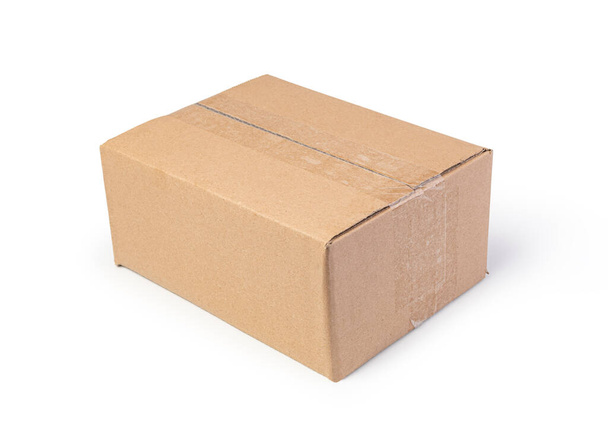 Caja de cartón cerrada aislada sobre fondo blanco - Foto, imagen