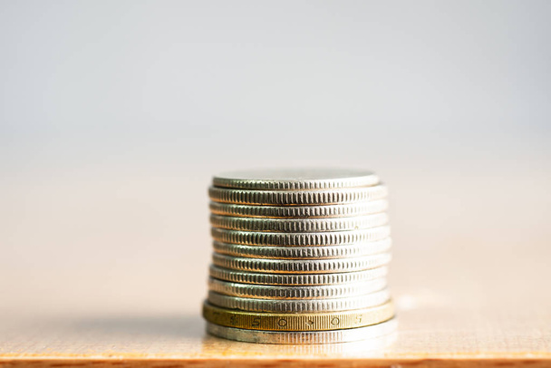 Close up grupo de moedas em fundo desfocado no conceito de negócio
. - Foto, Imagem