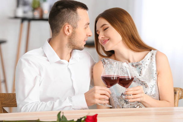 Ευτυχισμένο νεαρό ζευγάρι σε ρομαντικό ραντεβού στο καφέ - Φωτογραφία, εικόνα