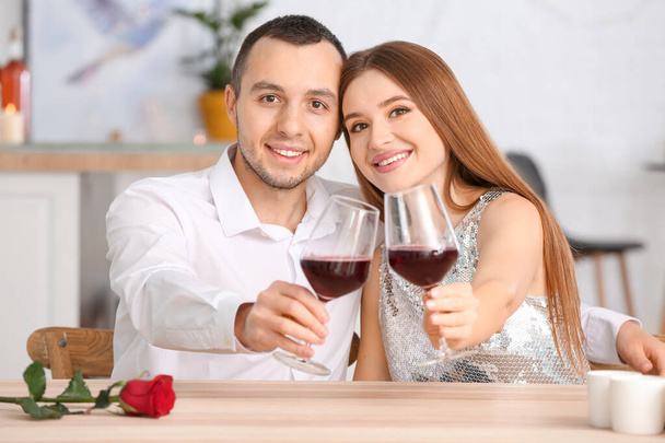 Счастливая пара на романтическом свидании в кафе
 - Фото, изображение