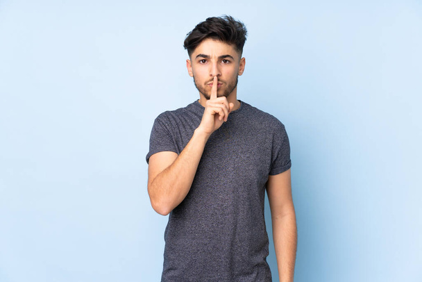 Árabe bonito homem sobre isolado fundo mostrando um sinal de silêncio gesto colocando o dedo na boca - Foto, Imagem