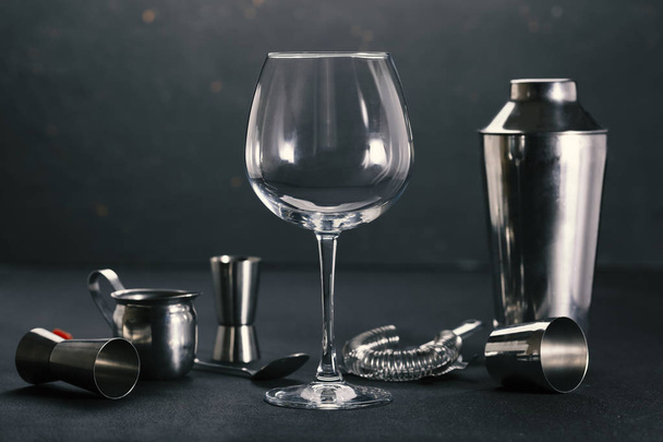 Bar-Konzept. Werkzeuge Barkeeper und Cocktailglas. - Foto, Bild
