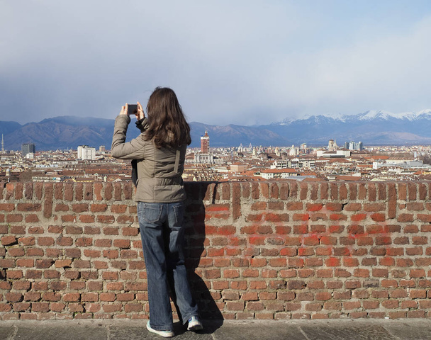 TURIN, ITÁLIA - FEVEREIRO DE CIRCA 2020: Mulher olhando para a cidade de Turim do Monte dei Cappuccini na colina
 - Foto, Imagem