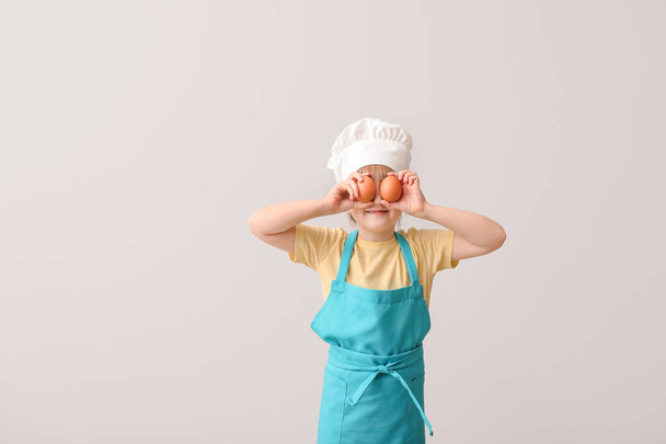 Lindo pequeño chef sobre fondo claro
 - Foto, Imagen
