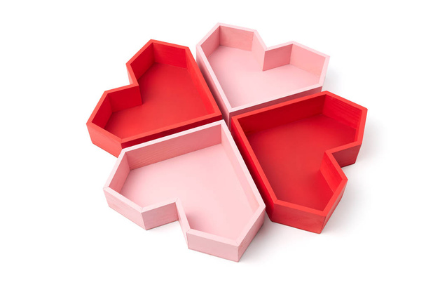 Dois pares de corações vermelhos e rosa facetados que compõem um logotipo em um fundo branco
 - Foto, Imagem