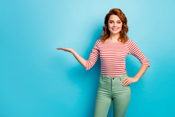 Портрет позитивної веселої жінки успішний промоутер тримає руку рекламувати новинку Підбірка підказок носити гарний светр ізольований на синьому кольоровому фоні
 - Фото, зображення