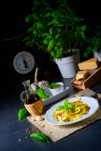 Vegetariano italiano! Tortelli with roasted pine nuts and pesto basilico - Foto, imagen