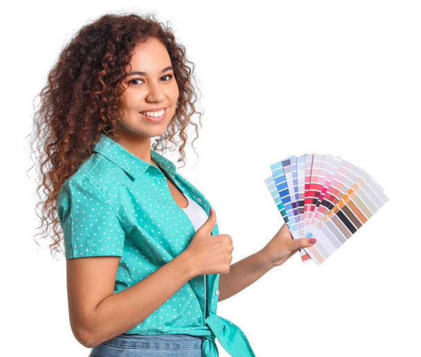 Mujer afroamericana con paletas de colores sobre fondo blanco
 - Foto, Imagen