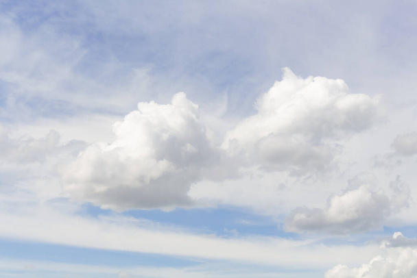 De uitgestrekte blauwe lucht en wolken lucht - Foto, afbeelding